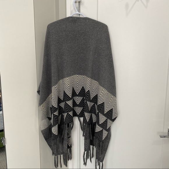 ✨Aritzia Large Cozy Grey Plaid Poncho​​​​​ - Picture 4 of 6